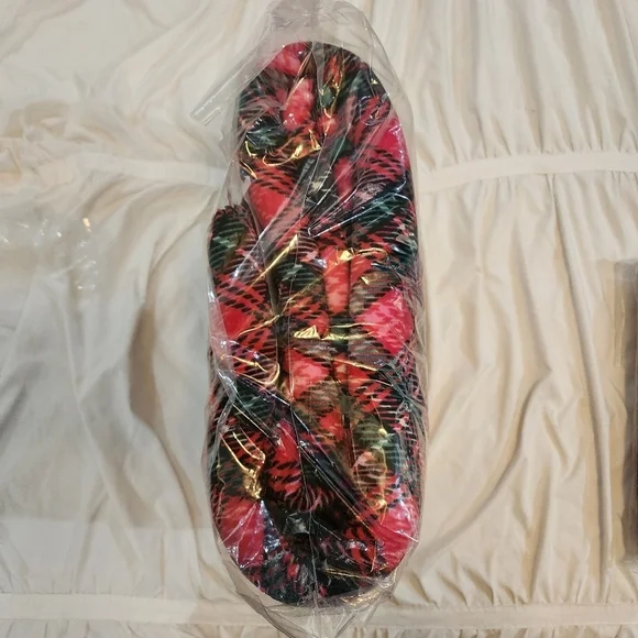 Victoria's Secret Red And Green Sherpa Throw Blanket 50in X 60in NWT - Picture 5 of 12